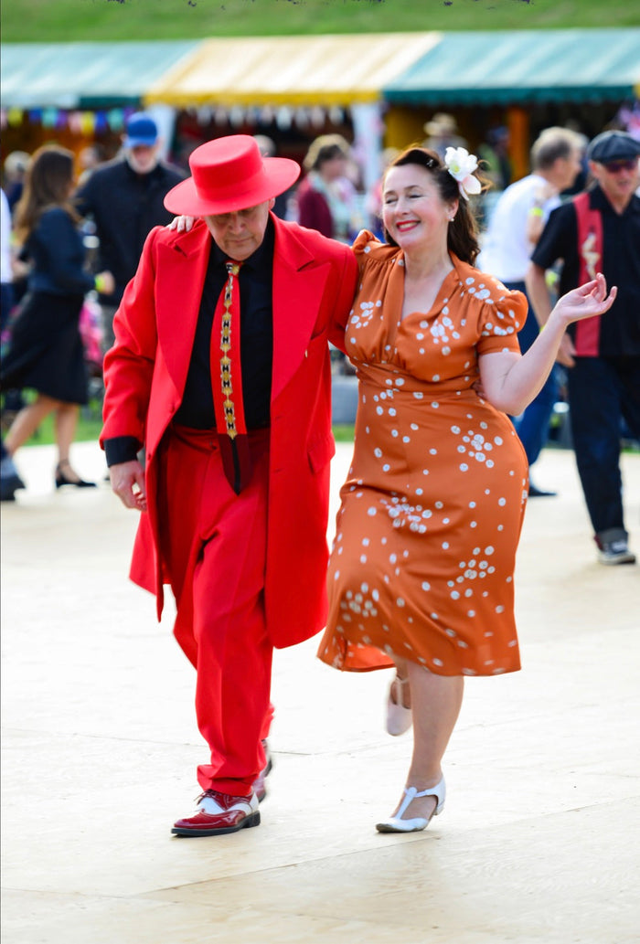 A couple in vintage outfits dancing at the Twinwood festival